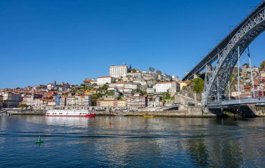 Douro nehri ve güneşli bir günde ünlü demir köprüsü olan eski Porto kasabası.