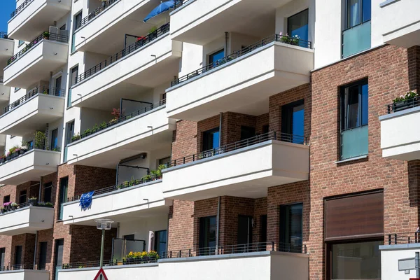 Fachada Moderno Edificio Apartamentos Con Grandes Balcones Visto Berlín Alemania —  Fotos de Stock