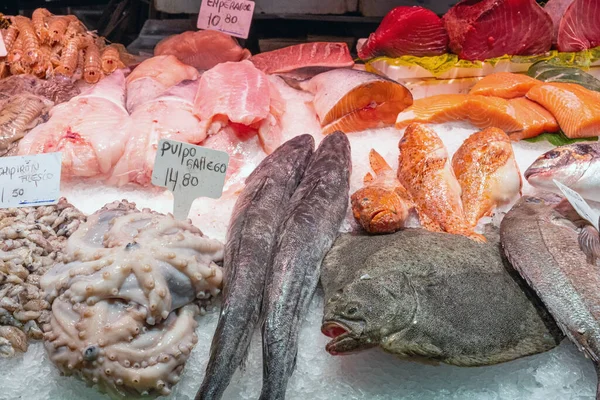 西班牙巴塞罗那市场摊档出售的新鲜渔获物 — 图库照片