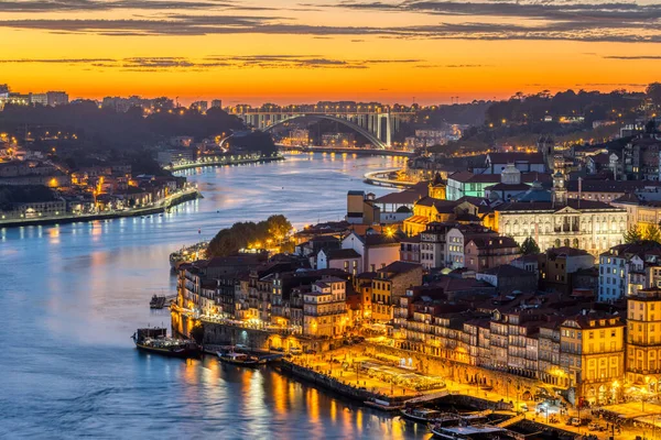 Günbatımından Sonra Douro Nehri Olan Eski Porto Kasabası — Stok fotoğraf