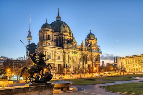 Der Berliner Dom Vor Sonnenaufgang Mit Dem Berühmten Fernsehturm Hintergrund — Stockfoto