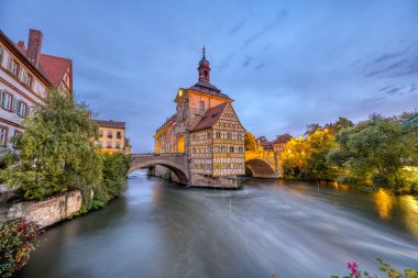 Meşhur Alte Rathaus, güzel şehir Bamberg, Bavyera, Almanya, şafak vakti