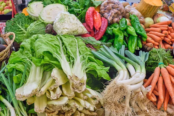 Gran Variedad Verduras Frescas Ensalada Vista Puesto Mercado —  Fotos de Stock