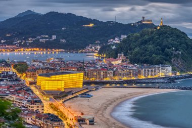 San Sebastian kuzey İspanya 'da ikonik Kursaal ile alacakaranlıkta