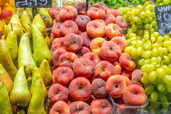 Pesche Pere Uve Vendita Mercato — Foto Stock