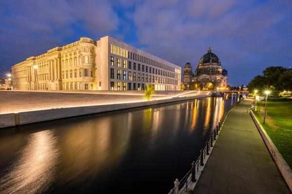 Catedral Berlim Palácio Cidade Reconstruído Margens Spree Amanhecer — Fotografia de Stock