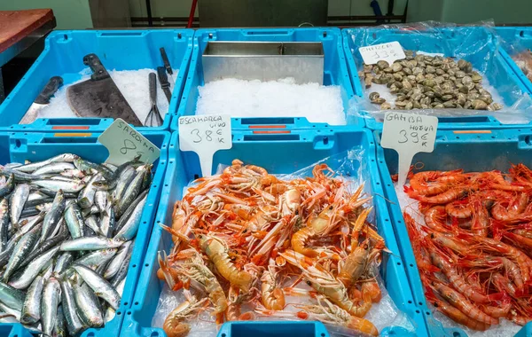 Sardalyalar, karidesler ve midyeler Barselona 'da bir markette satılıyor.
