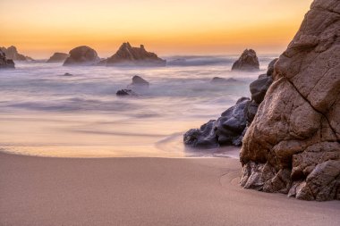 Portekiz 'in Atlantik kıyısındaki bir sahilde bir sürü deniz yığını vardı.