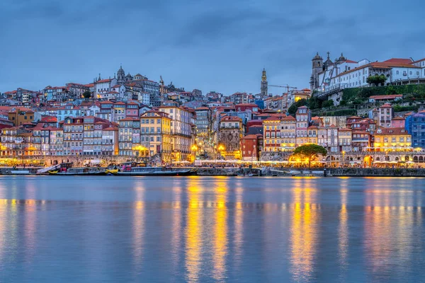 Alacakaranlıkta Douro Nehri Olan Eski Güzel Porto Kasabası — Stok fotoğraf