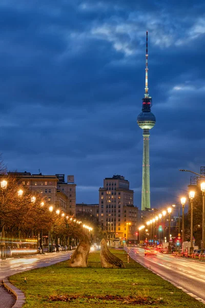 Beroemde Toren Van Berlijn Met Karl Marx Allee Nachts — Stockfoto