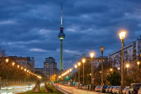 Знаменитая Телебашня Берлина Одной Самых Больших Авеню Ночью — стоковое фото