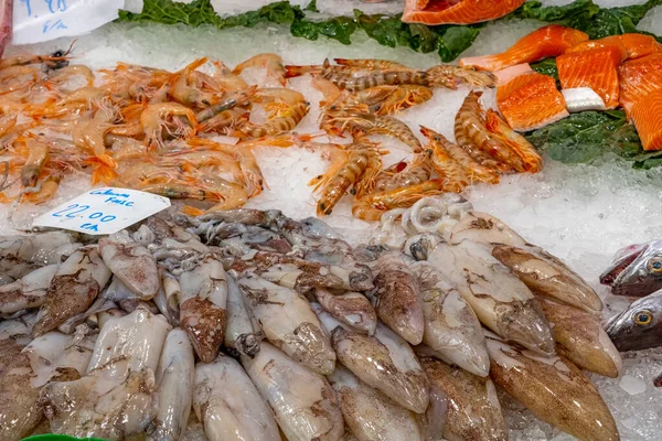 Kalamar, karides ve somon Barselona 'da bir markette satılıyor.