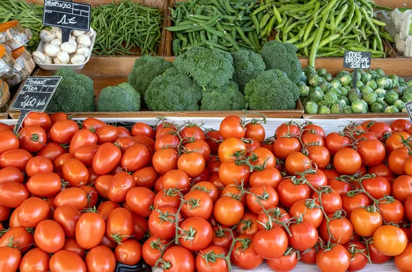 市場で販売のためのトマト ブロッコリーと緑のエンドウ豆 — ストック写真