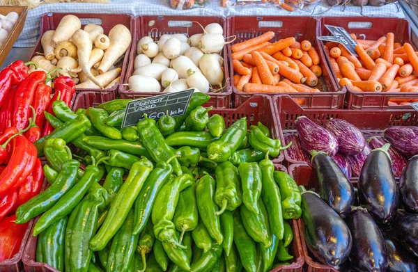 Verschiedene Arten Von Paprika Und Auberginen Zum Verkauf Auf Einem — Stockfoto