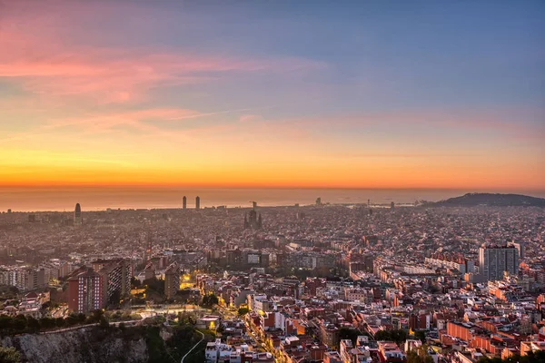 丘の上から見たバルセロナの美しい日の出 — ストック写真