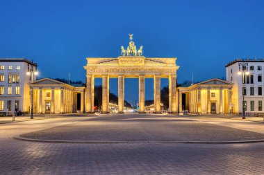 Şafakta Berlin 'deki Brandenburg Kapısı aydınlandı.