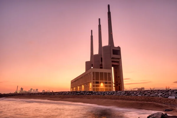 日没時にバルセロナ近くのサンアドリアの廃熱発電所 — ストック写真