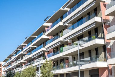 İspanya, Barselona 'da balkonları olan modern apartmanlar