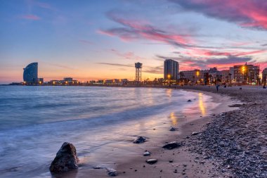 İspanya 'nın Barselona plajında güzel bir günbatımı boyunca