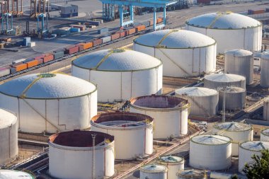 Ticari Barcelona limanında gaz depolama tankları ve konteynırlar görüldü