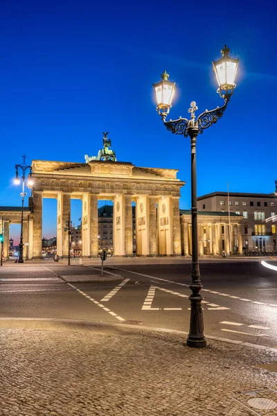 Parte Trasera Puerta Brandeburgo Iluminada Berlín Con Una Luz Calle — Foto de Stock
