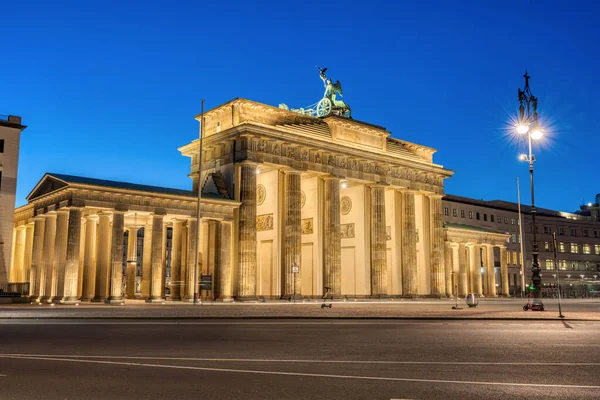 Die Rückseite Des Beleuchteten Brandenburger Tors Berlin Morgengrauen — Stockfoto