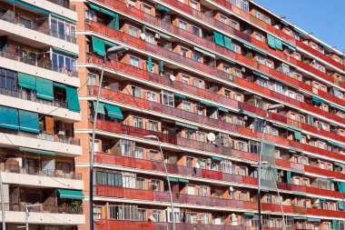 Barcelona, İspanya 'da büyük bir apartman görünüyor.