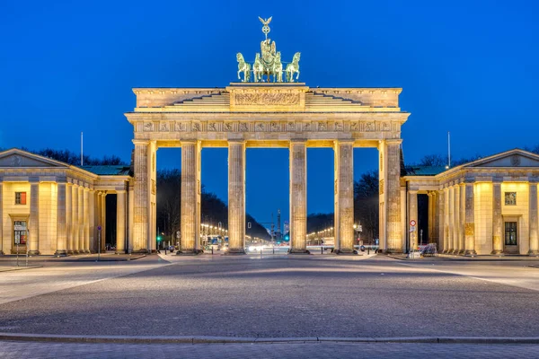 Şafakta Berlin Deki Ünlü Brandenburg Kapısı Aydınlatıldı — Stok fotoğraf