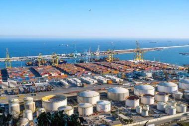 BARCELONA, İspanya - 02 Şubat 2022 Barcelona ticari limanı konteynırlar, vinçler ve depolama tankları