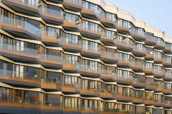 Berlin Almanya Bir Sürü Cam Görünümlü Modern Bir Apartmanın Cephesi — Stok fotoğraf