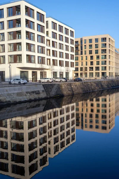 Nieuwe Flatgebouwen Weerspiegeld Een Klein Kanaal Gezien Berlijn Duitsland — Stockfoto