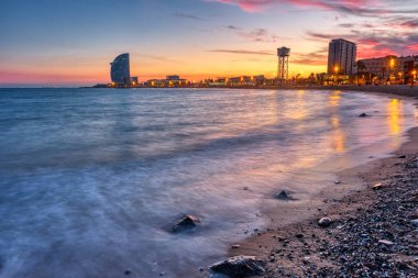 Barcelona, İspanya 'da Barceloneta plajı, güzel bir gün batımından sonra