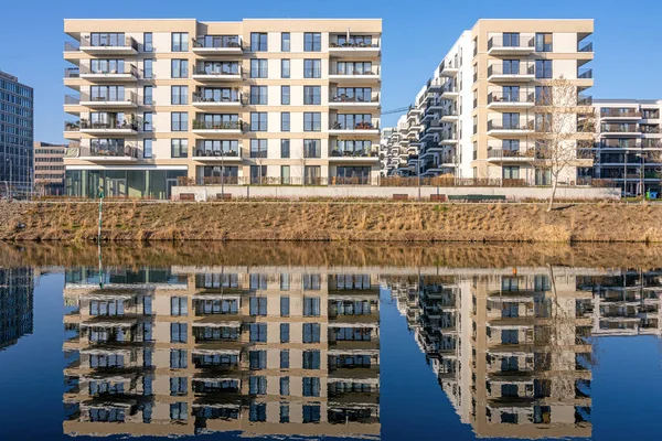 Nuevos Edificios Apartamentos Reflejados Canal Visto Berlín Alemania —  Fotos de Stock