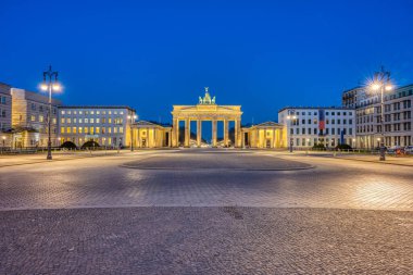 Berlin 'deki Pariser Platz. Alacakaranlık' taki ünlü Brandenburg Kapısı.