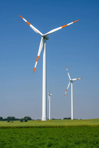 德国在阳光灿烂的日子里看到的现代风力涡轮机 — 图库照片