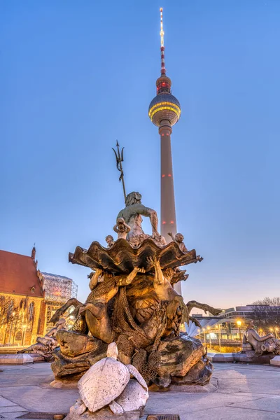 Słynna Wieża Telewizyjna Fontanna Neptuna Berlinie Zmierzchu — Zdjęcie stockowe