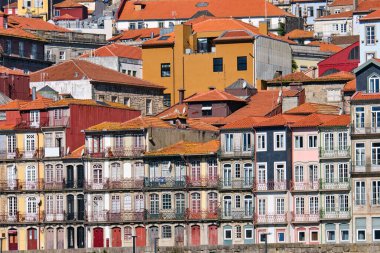 Portekiz 'in eski Porto şehrinde renkli evler