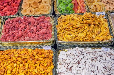 Barselona'daki Boqueria pazarında çeşitli kurutulmuş meyveler