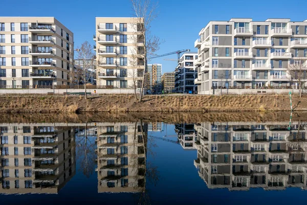 Immeubles Modernes Berlin Allemagne Reflétant Dans Petit Canal — Photo