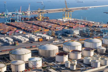 BARCELONA, SPAIN - 02 Şubat 2022: Turnalar ve gaz depolama tanklarıyla Barcelona ticari limanı