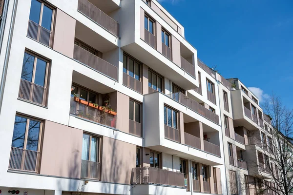 Berlin, Almanya 'da güneşli bir günde modern apartman binası