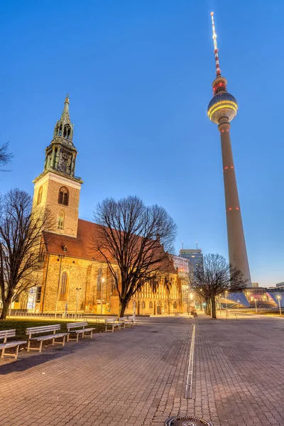 Şafakta Berlin 'deki Alexanderplatz' daki ünlü TV Kulesi ve St. Mary Kilisesi.