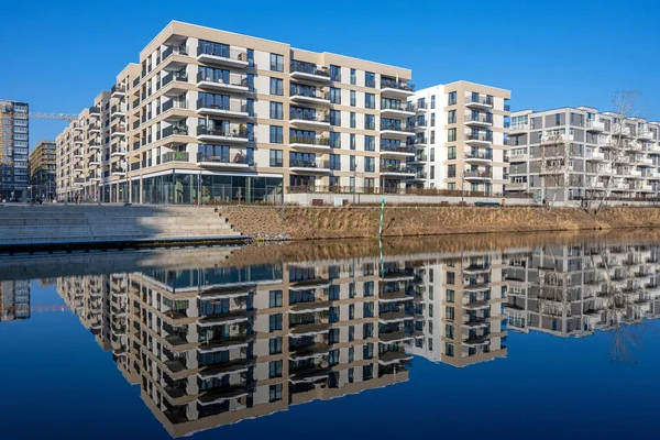 柏林的现代化公寓楼 在一条小运河中得到了完美的反映 — 图库照片