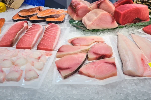 鱼类市场出售的鲑鱼和金枪鱼片 — 图库照片