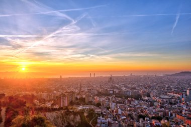Barcelona İspanya üzerinde güneş doğarken görüntülemek