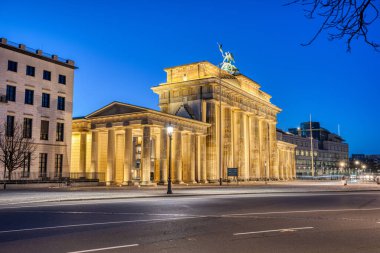 Şafakta Berlin 'deki ünlü Brandenburg Kapısı' nın arkasında.