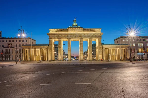 Διάσημη Πύλη Του Βρανδεμβούργου Στο Βερολίνο Νύχτα Φαίνεται Από Την — Φωτογραφία Αρχείου