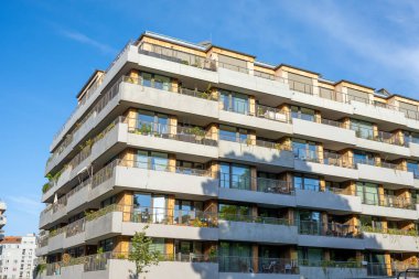 Güneşli bir sabahta Berlin 'de modern bir apartman.