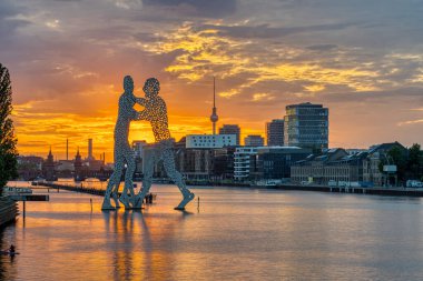 Berlin 'de gün batımında Spree Nehri ve TV Kulesi