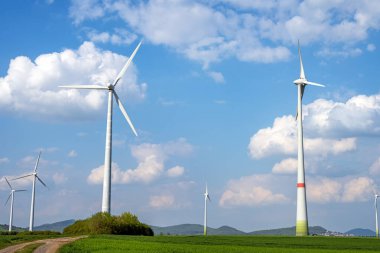 Almanya 'da güzel bir kırsal alanda rüzgar enerjisi türbinleri